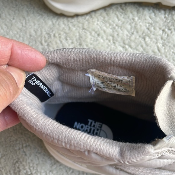 NEW -THE NORTH FACE Women’s  Thermoball  Zip boots. Size US 5. Color = Tan - Picture 4 of 8